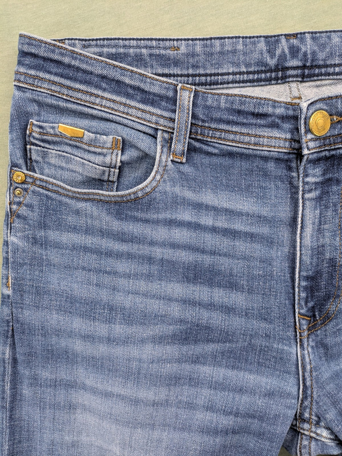 Cross Jeans blue straight fit denim jeans, classic five-pocket design, medium wash.