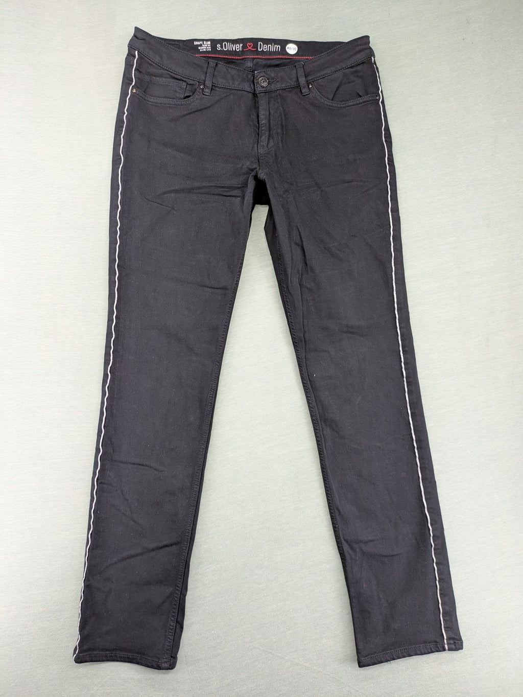 s.Oliver green straight jeans with white side stripe and classic 5-pocket style.