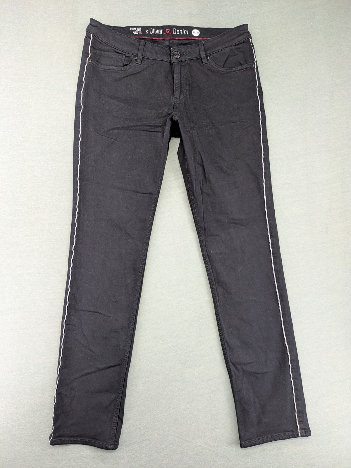 s.Oliver green straight jeans with white side stripe and classic 5-pocket style.