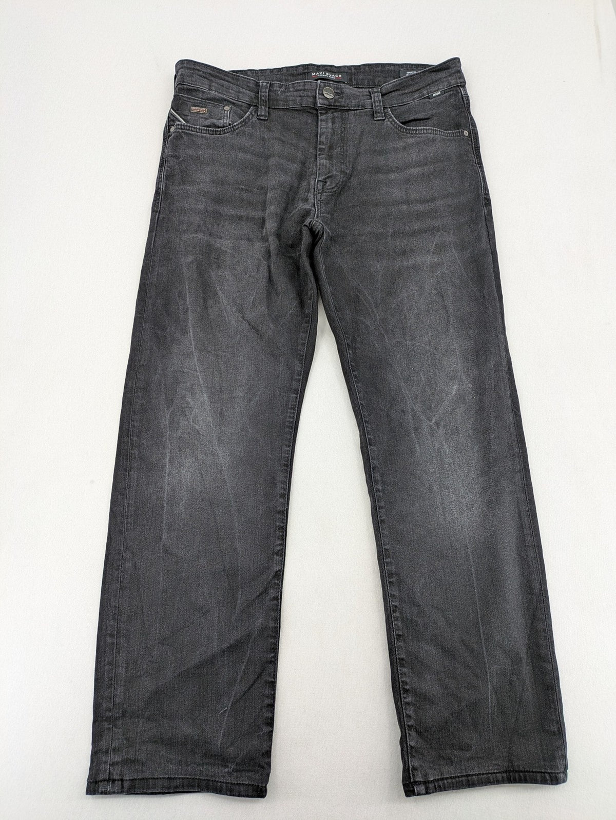 Mavi straight jeans black washed denim with subtle stretch and classic design.