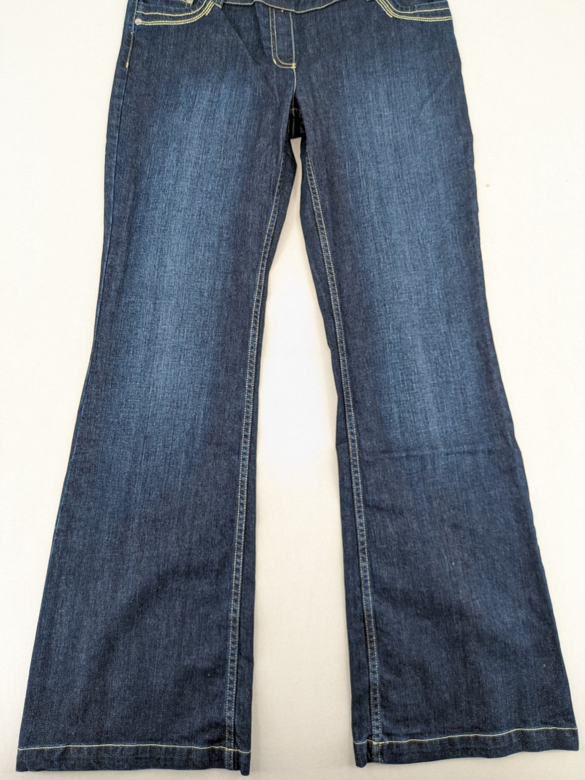 Damen blue bootcut maternity jeans with over-the-belly elastic waistband and classic wash.