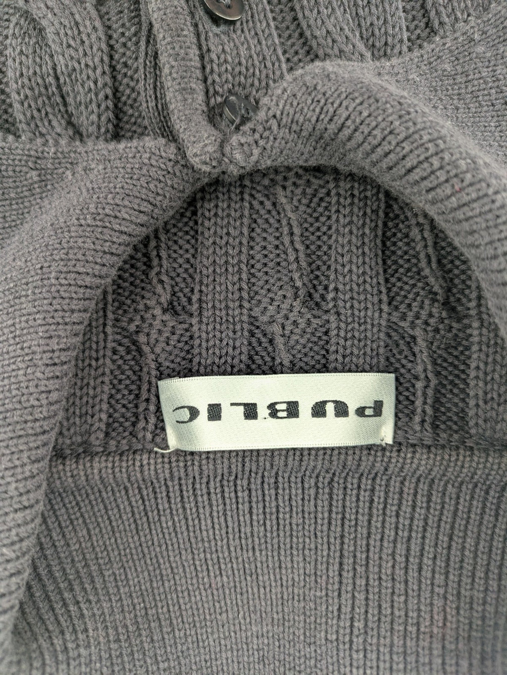 Baumwolle grey turtle neck jumper with cable knit pattern and 3-button collar.