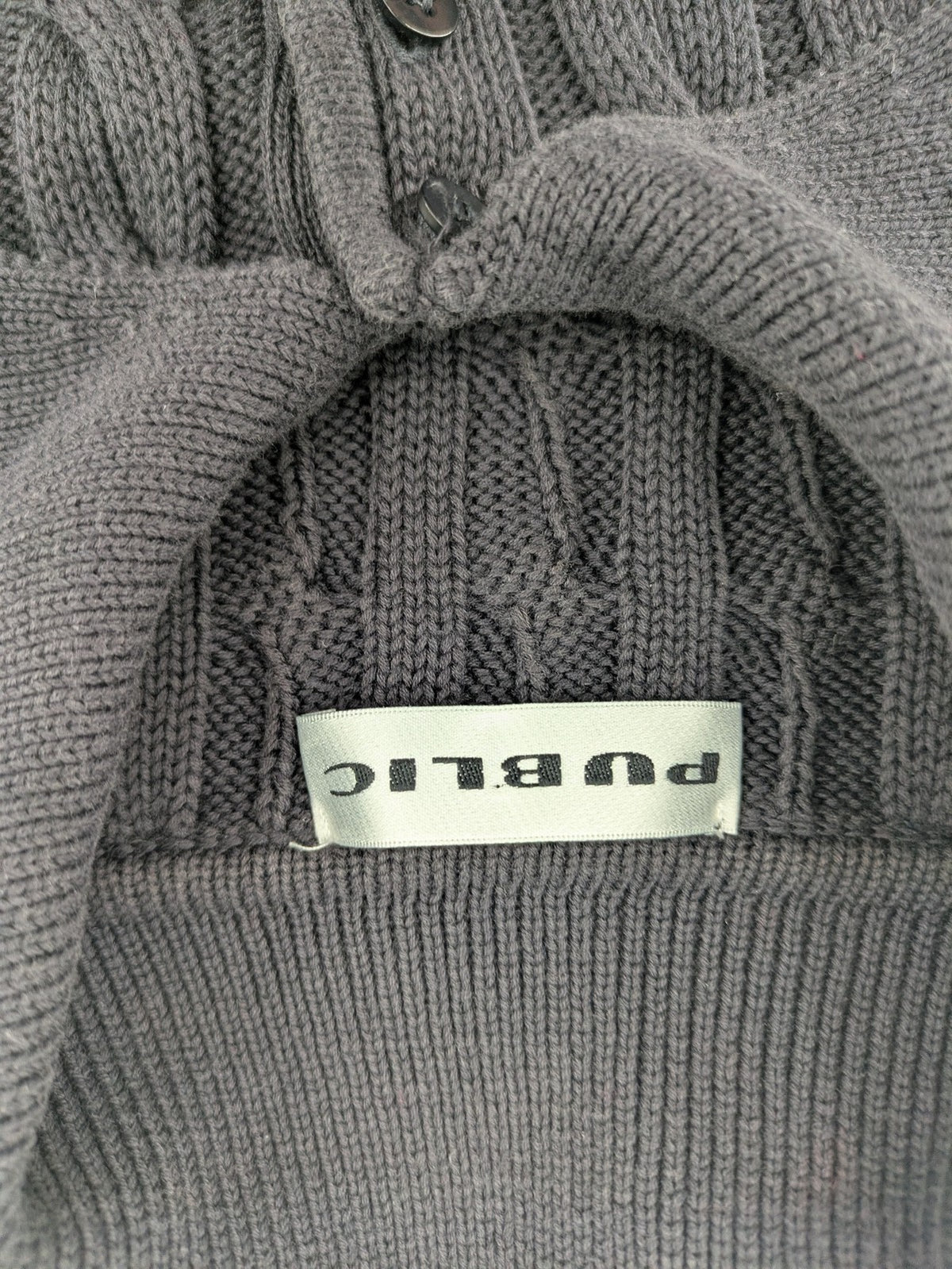 Baumwolle grey turtle neck jumper with cable knit pattern and 3-button collar.