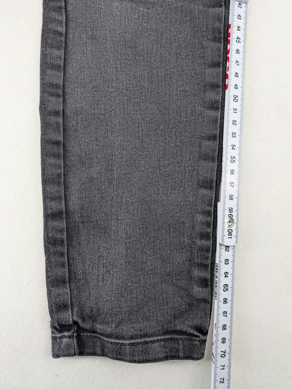Noisy May grey skinny jeans with classic 5-pocket design and button closure.