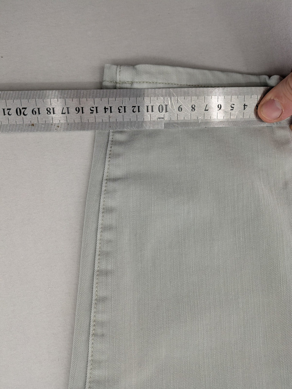 C&A grey slim fit straight jeans with classic 5-pocket design and zipper.
