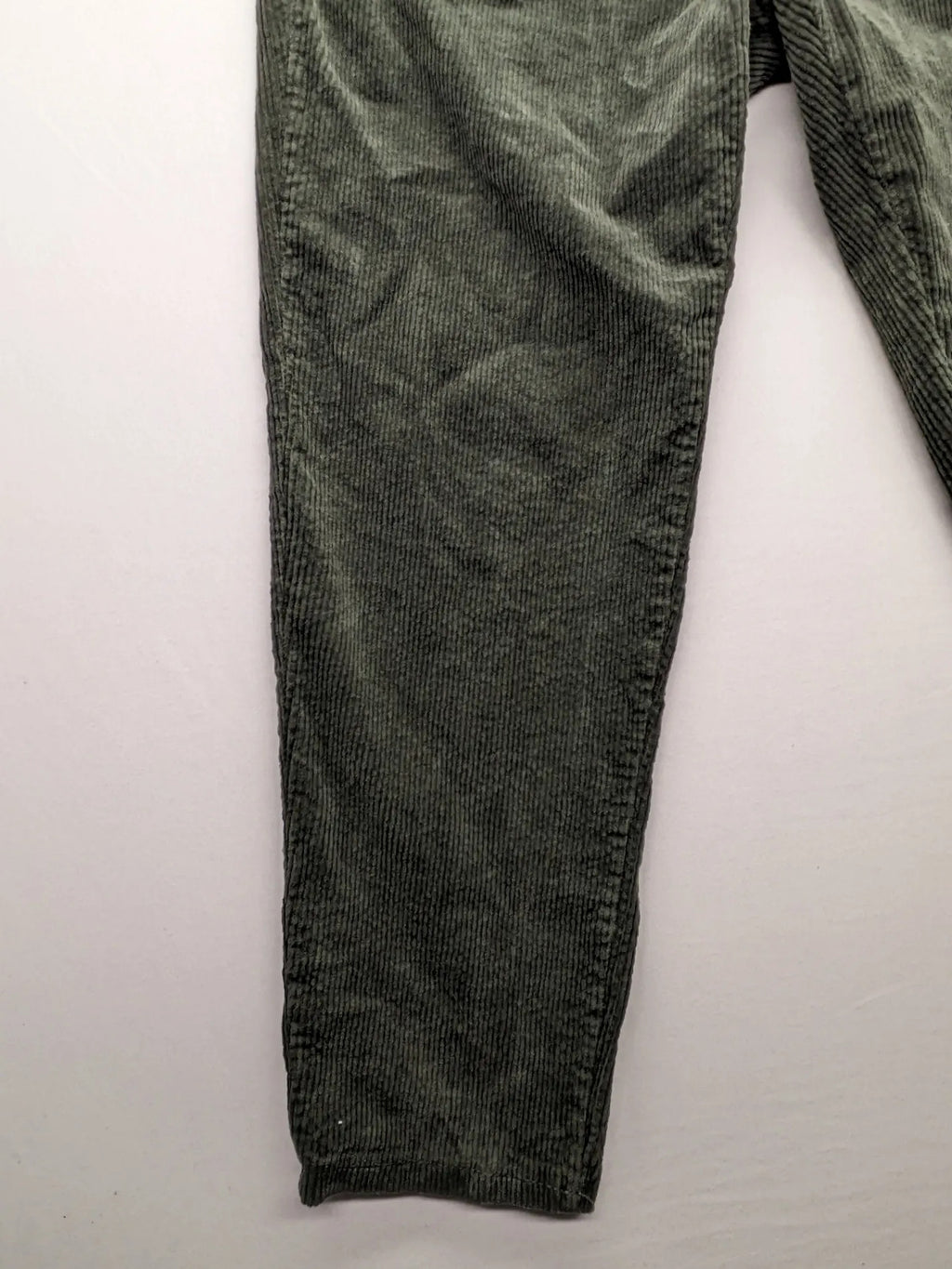 Baumwolle green cord pants with pull-on design and comfortable elastic waistband.
