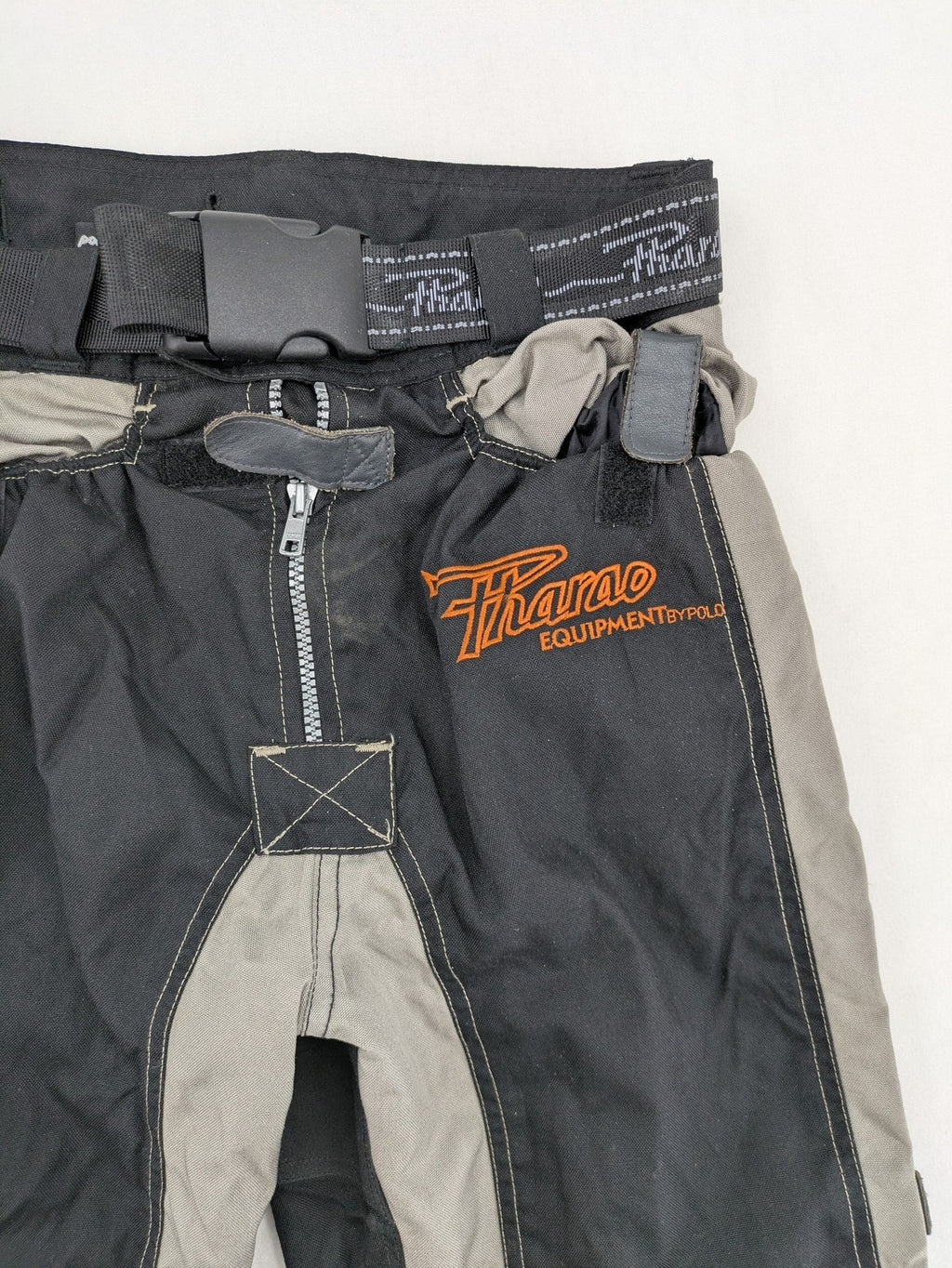 Pharao cream chaps with integrated knee protectors and adjustable waist belt.