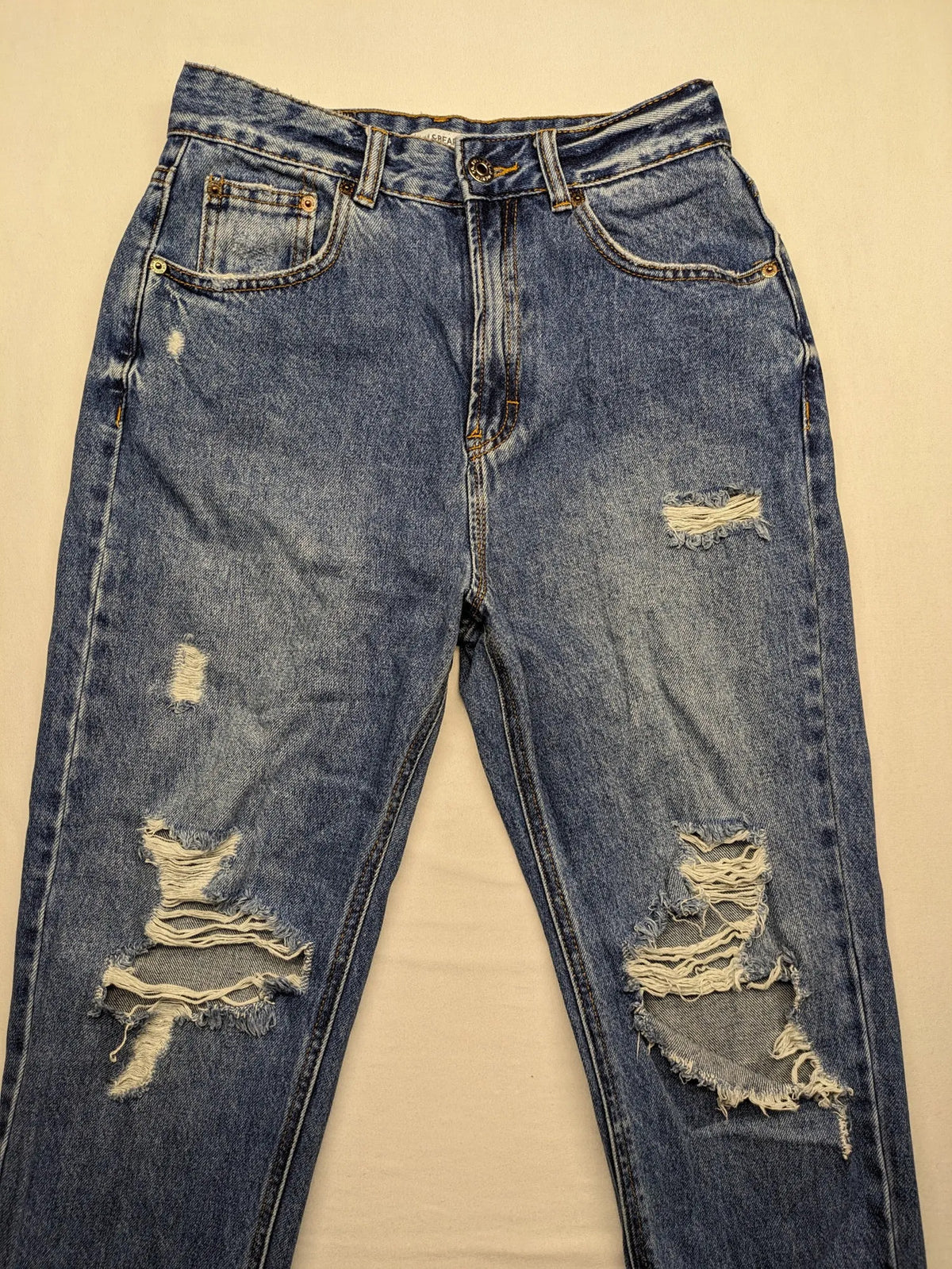 Pull&Bear blue mom jeans high-waist with distressed rips and 100% cotton fabric.