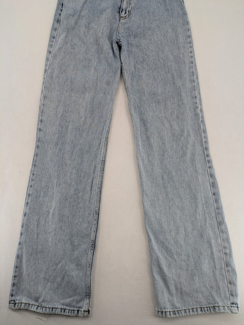 Damen straight jeans hellblau, High Waist, klassisches 5-Pocket-Design, entspannte Passform.