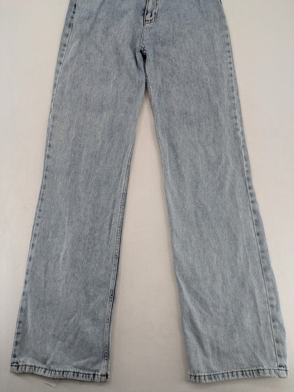 Damen straight jeans hellblau, High Waist, klassisches 5-Pocket-Design, entspannte Passform.