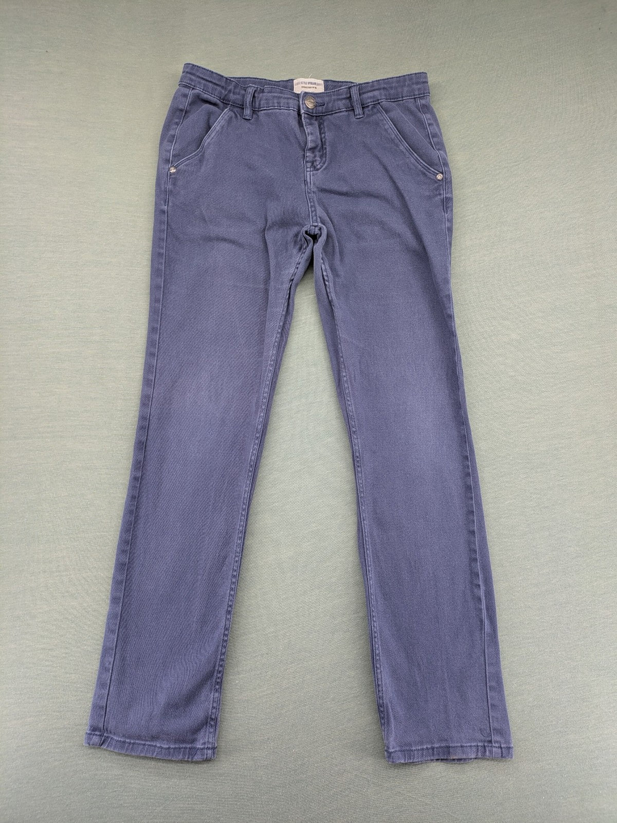 Baumwolle blue pants with adjustable waistband, classic zip fly, and front pockets.
