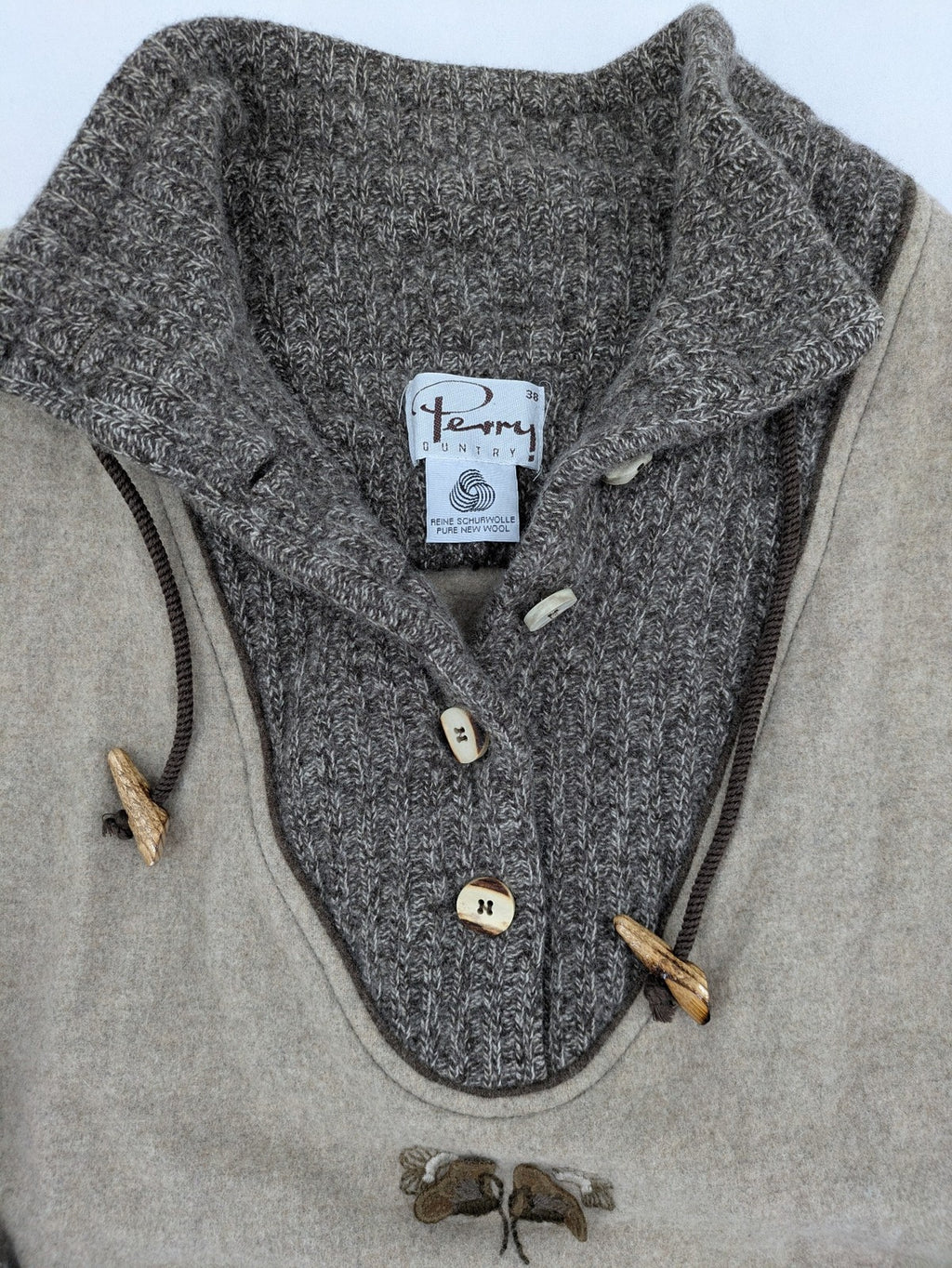 Perry Country beige Trachtenpullover 100% Schurwolle mit Edelweiß-Stickerei und Knebelverschlüssen.
