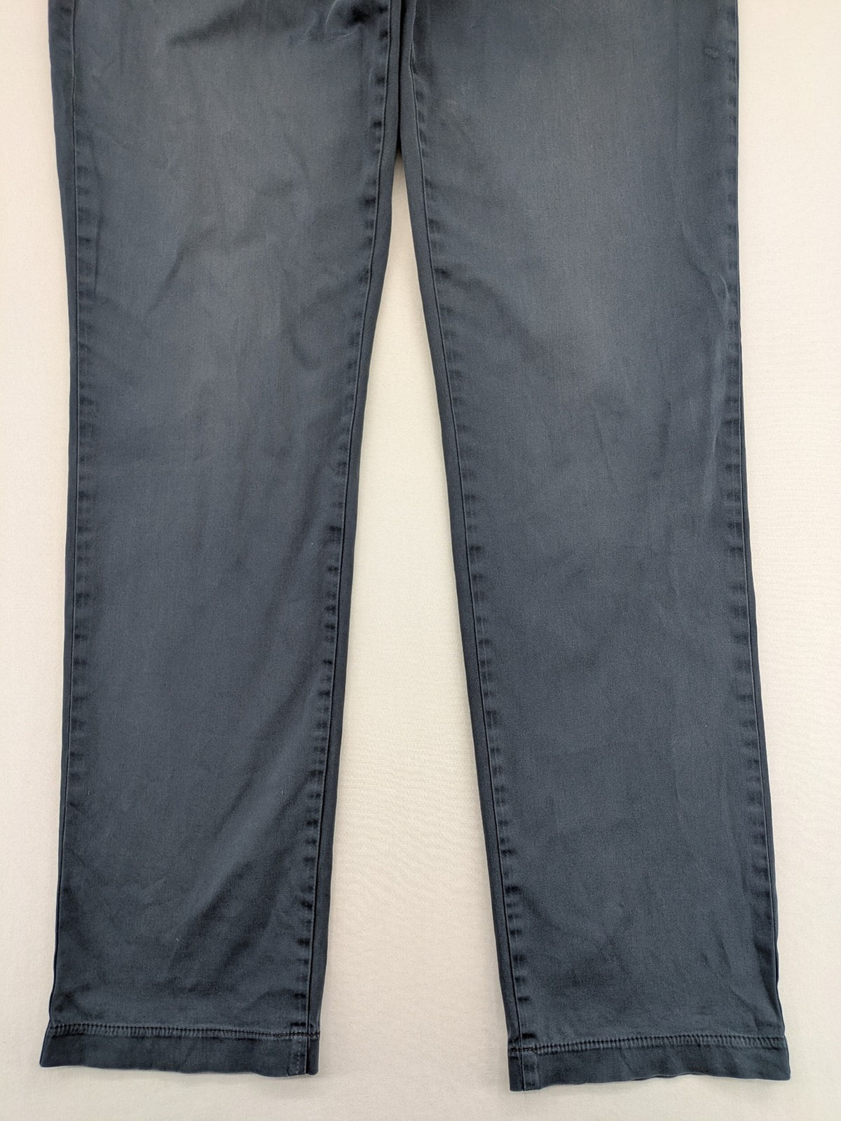 BRAX pink chino pants classic straight leg design with button closure and 4-pocket style.
