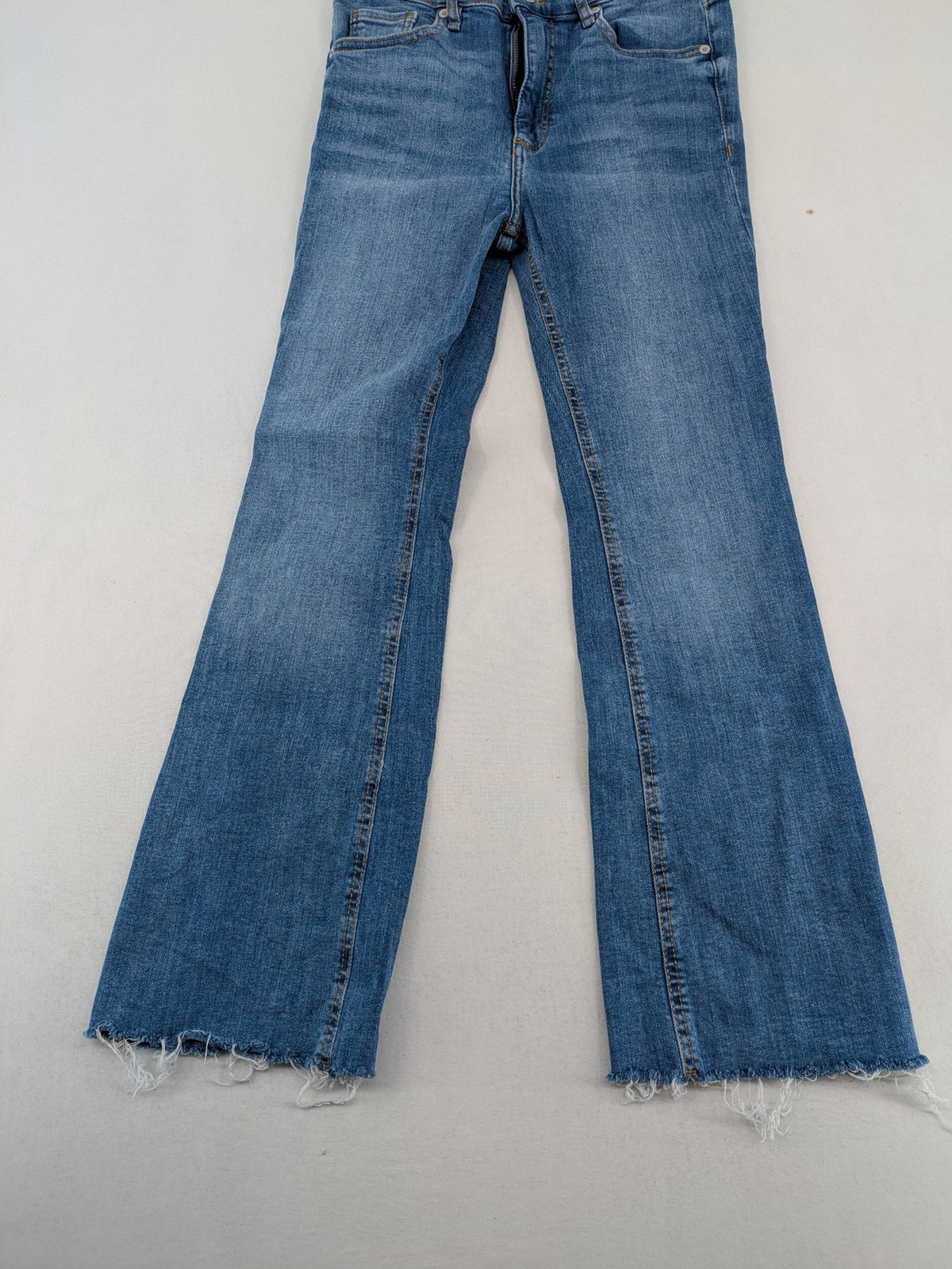 MNG blue straight jeans with kick-flare leg and raw hem, made of cotton blend.