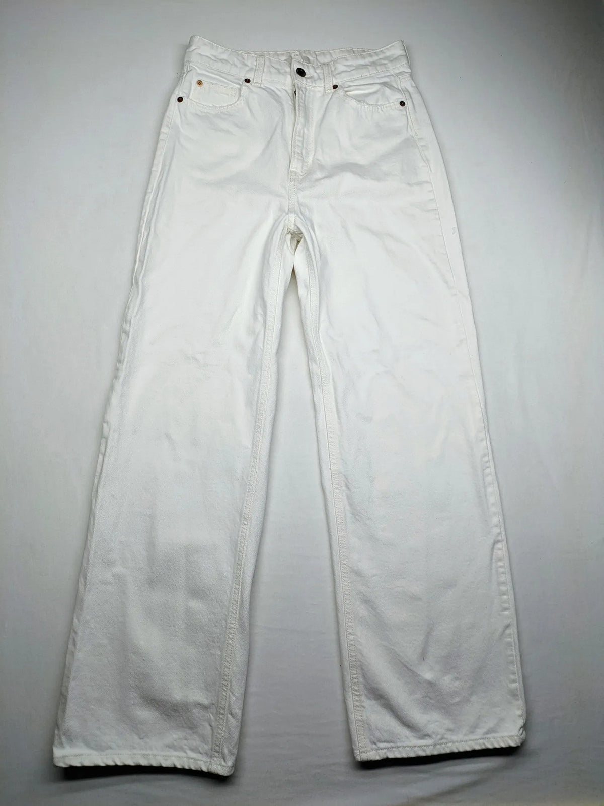 H&M white straight jeans high rise 5-pocket style made from 100% cotton.