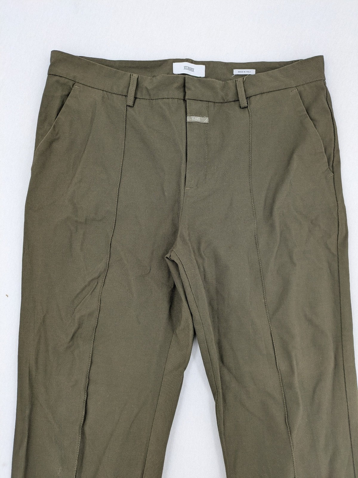 CLOSED khaki pants with vertical seam details and stretch waistband, made from cotton blend.
