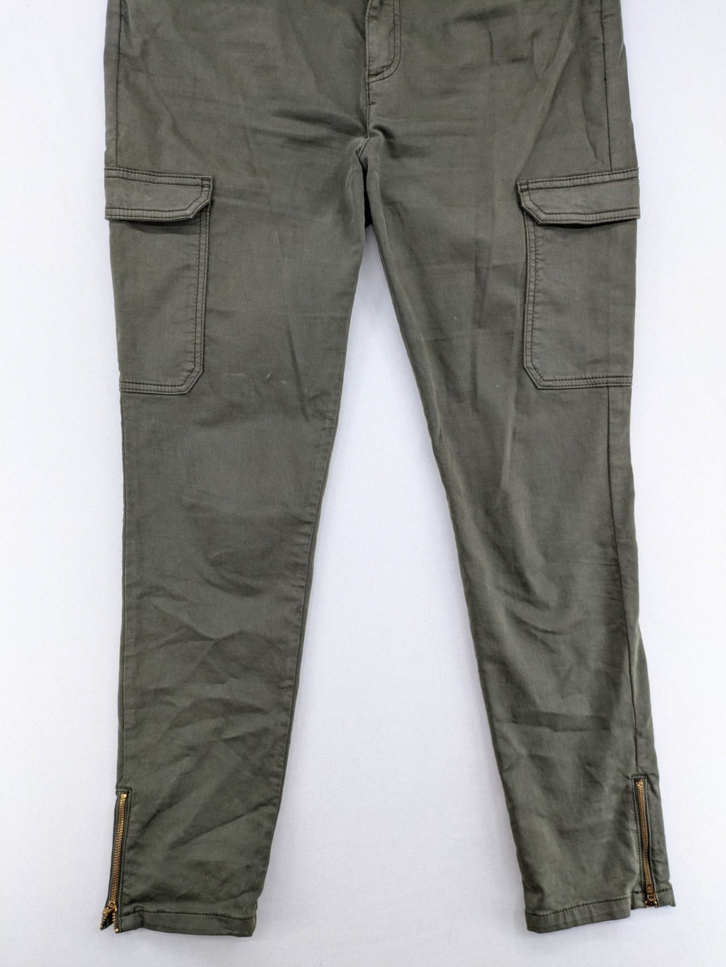 Maison 123 green cargo pants with ankle zippers and gold metal details.