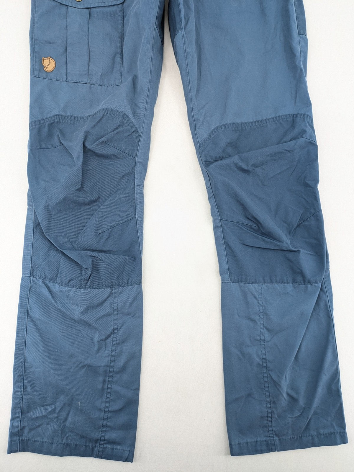 Fjällräven blue trousers G-1000 fabric, regular fit, mid waist, versatile for outdoor activities.