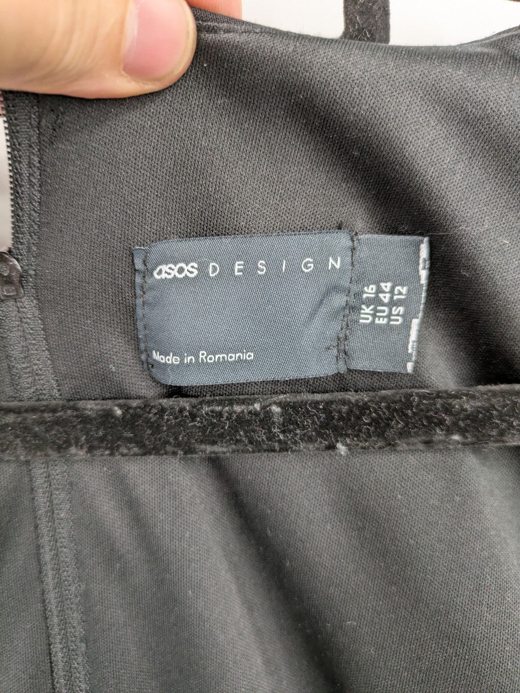 ASOS DESIGN black midikleid with square neckline and side ruching in stretch fabric.