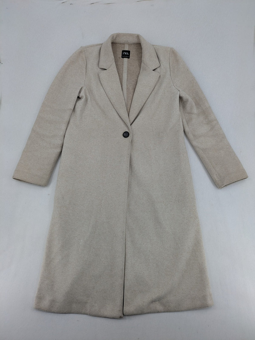 Zara beige coat single-breasted notch lapel classic design with two side pockets.