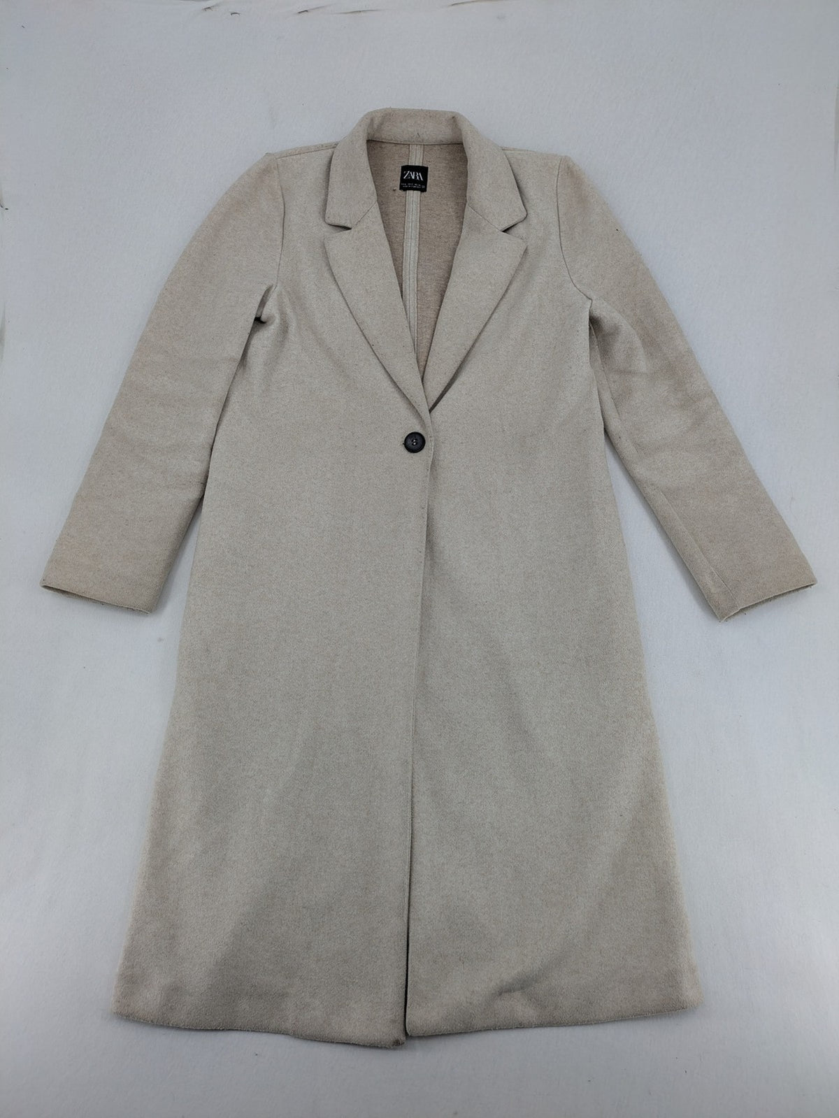 Zara beige coat single-breasted notch lapel classic design with two side pockets.