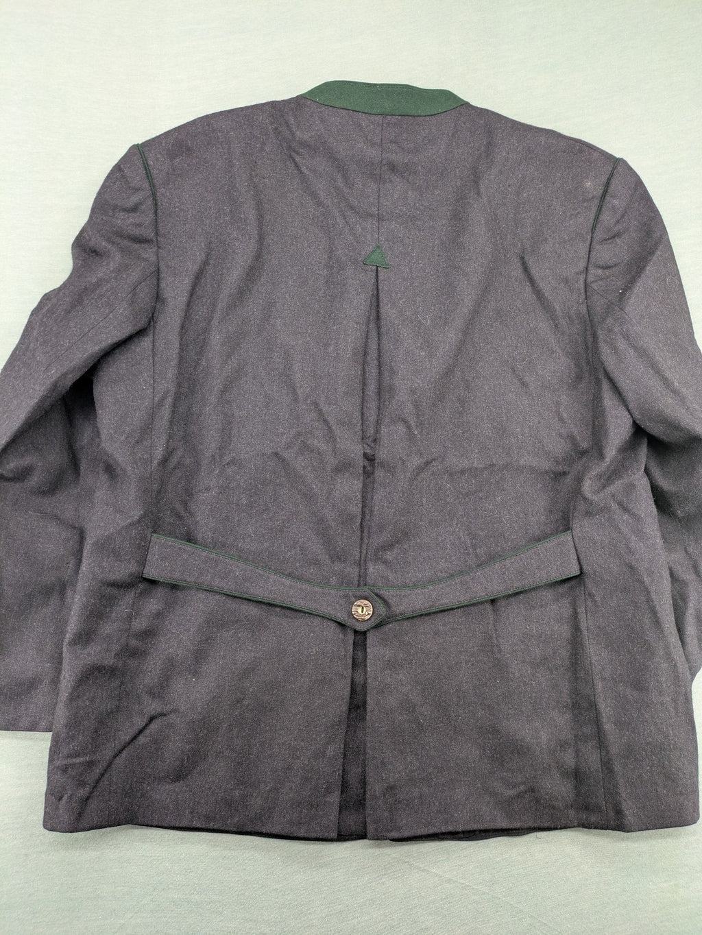Rofan Tracht grey jacket with green stand-up collar and pockets, made from 100% wool.