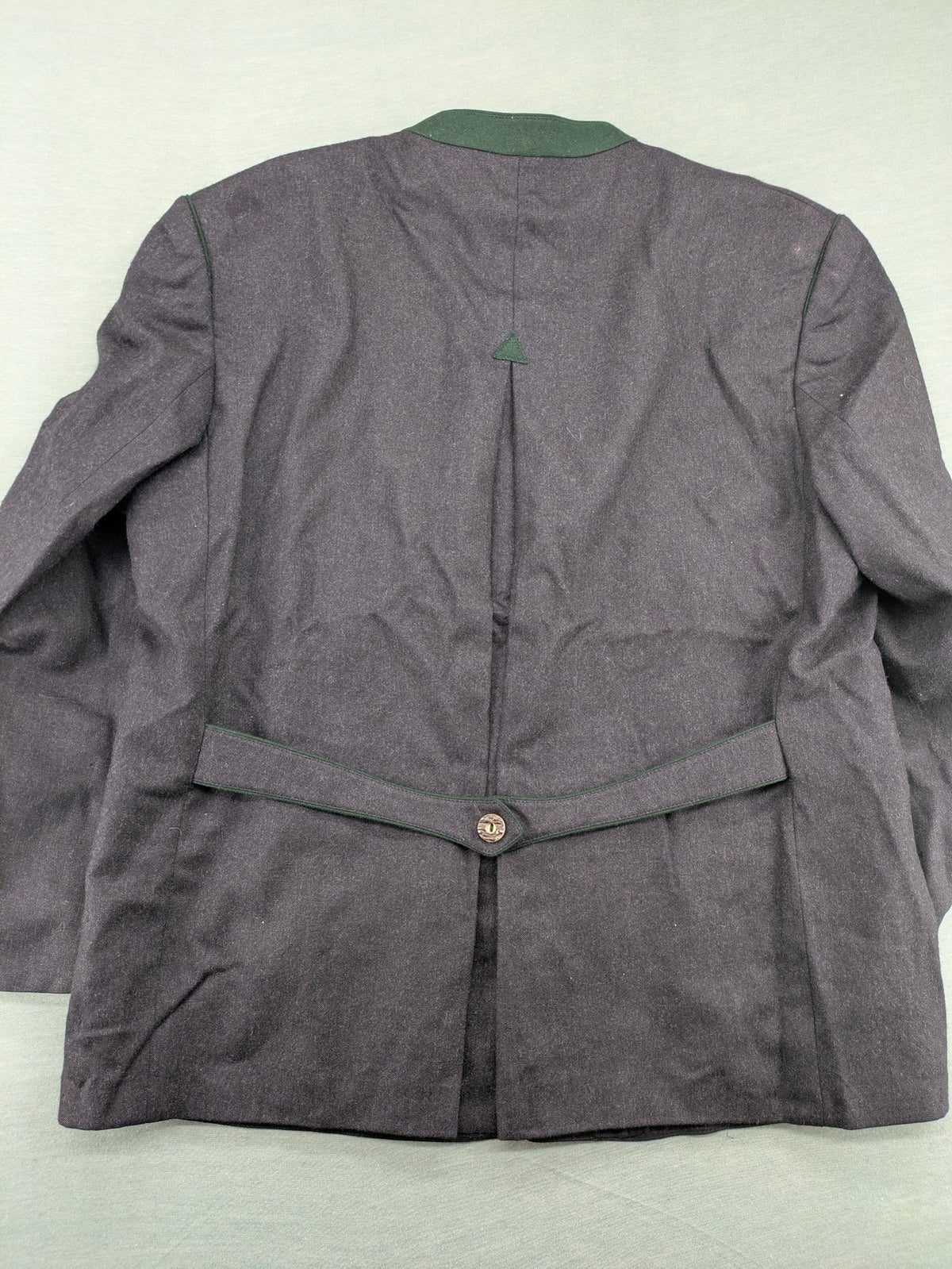Rofan Tracht grey jacket with green stand-up collar and pockets, made from 100% wool.