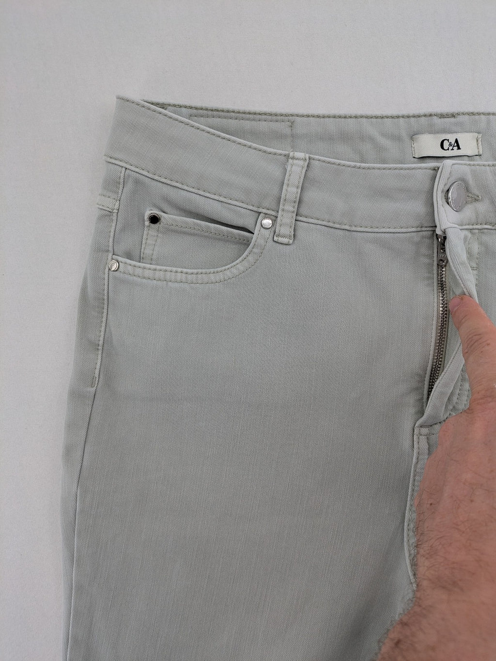 C&A grey slim fit straight jeans with classic 5-pocket design and zipper.