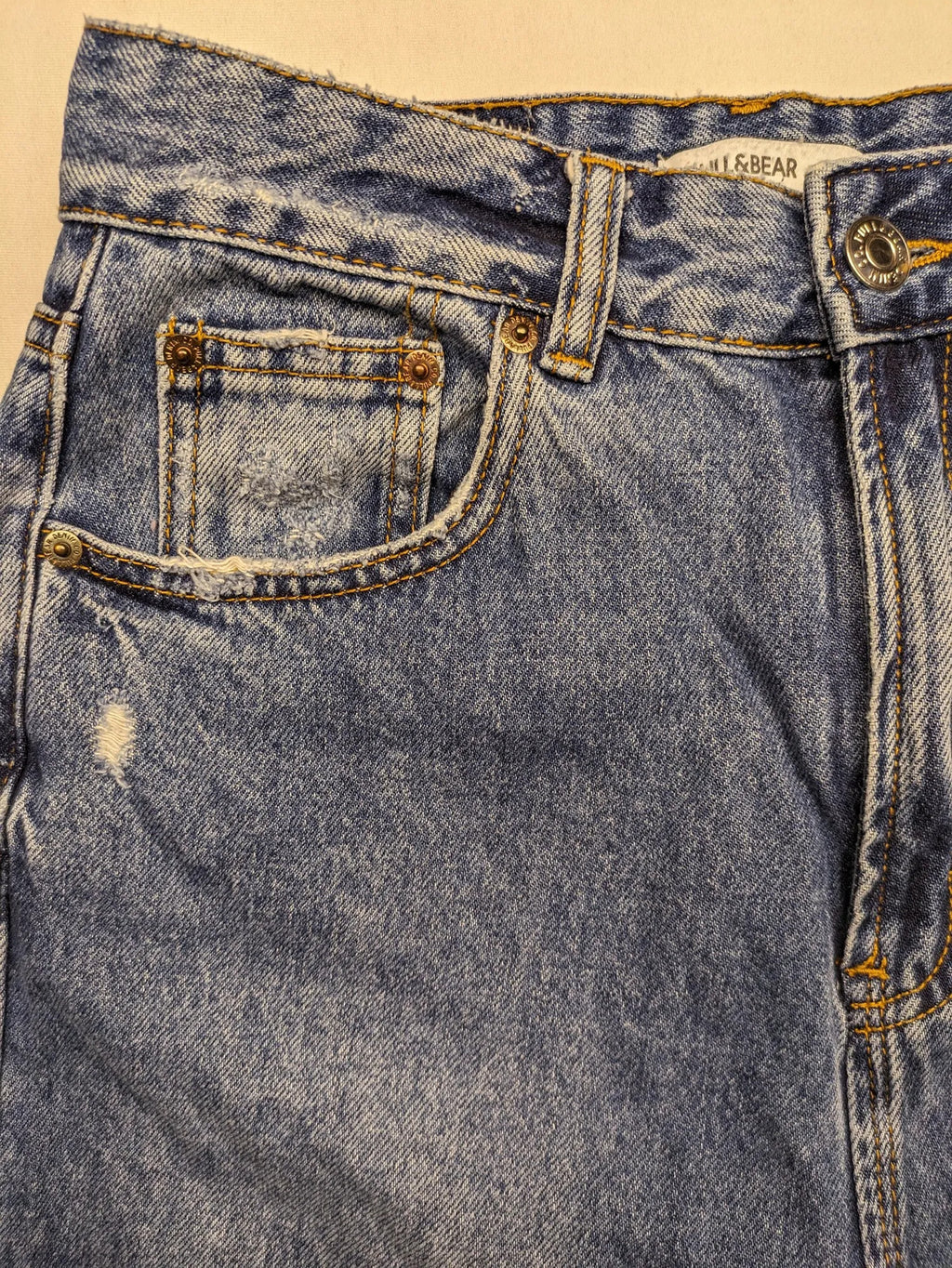 Pull&Bear blue mom jeans high-waist with distressed rips and 100% cotton fabric.