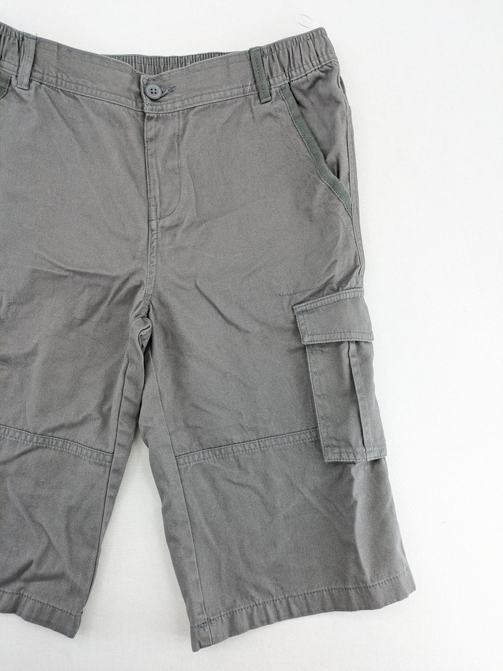 C&A grey cargo shorts with multiple pockets and elastic waistband, made of cotton.