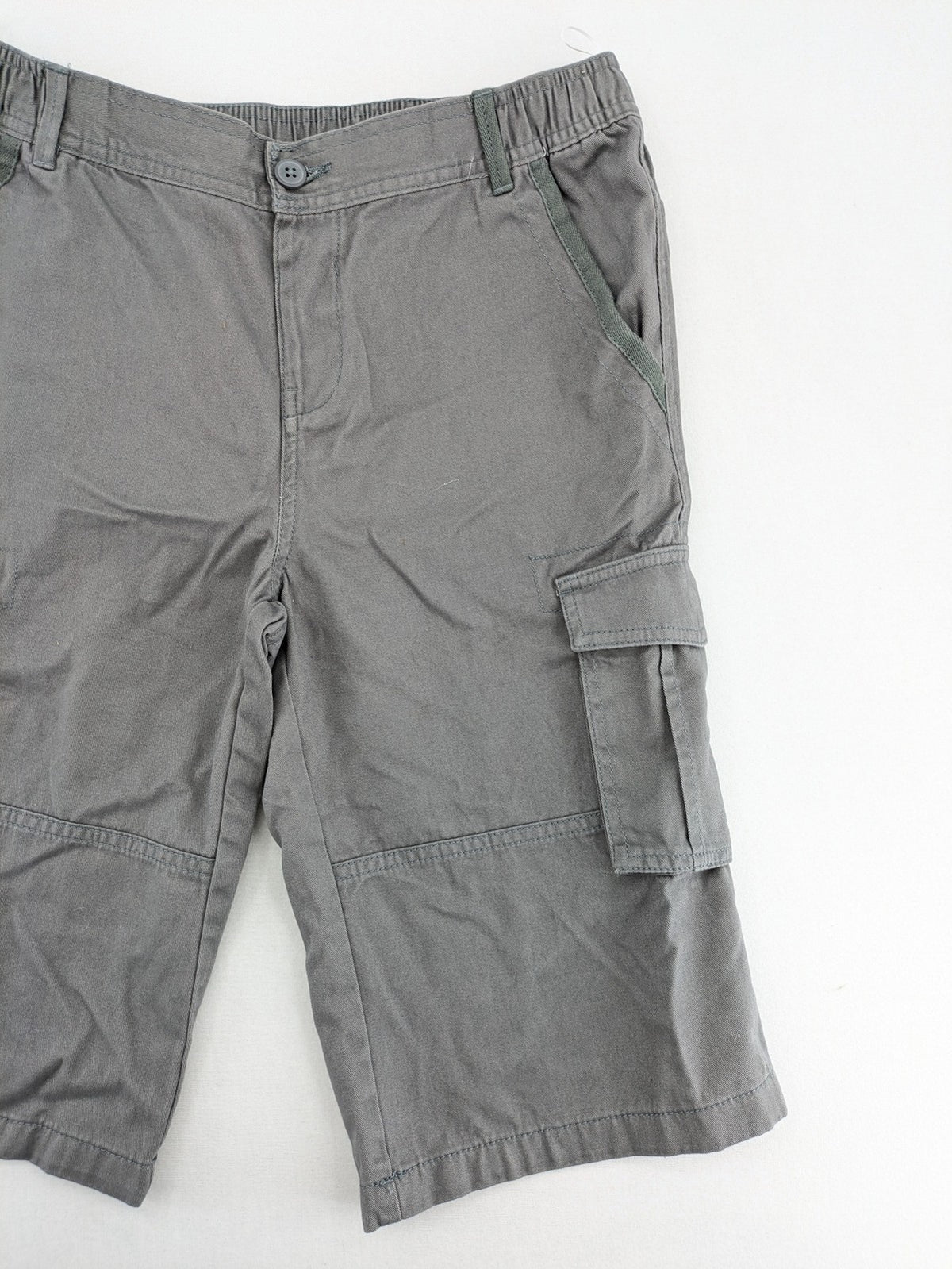 C&A grey cargo shorts with multiple pockets and elastic waistband, made of cotton.