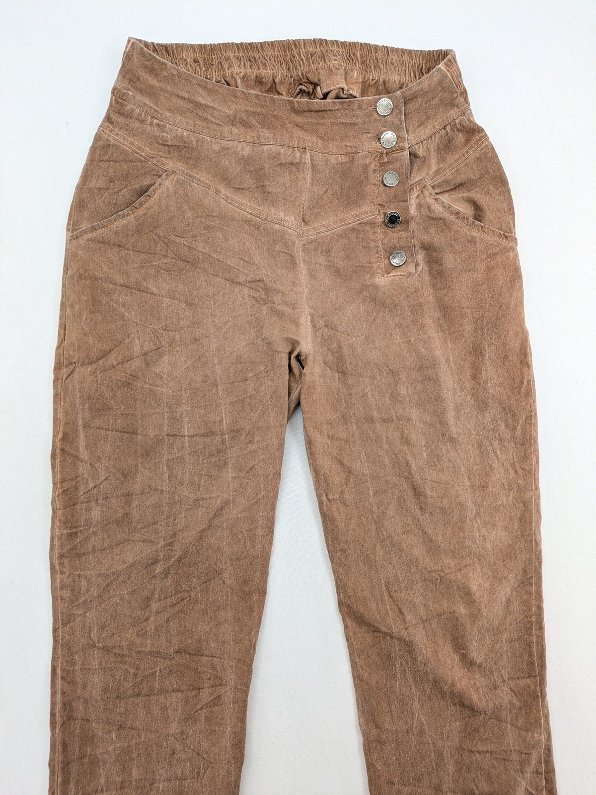 TREDY brown high-waist pants with decorative button placket and elastic waistband, soft knit texture.