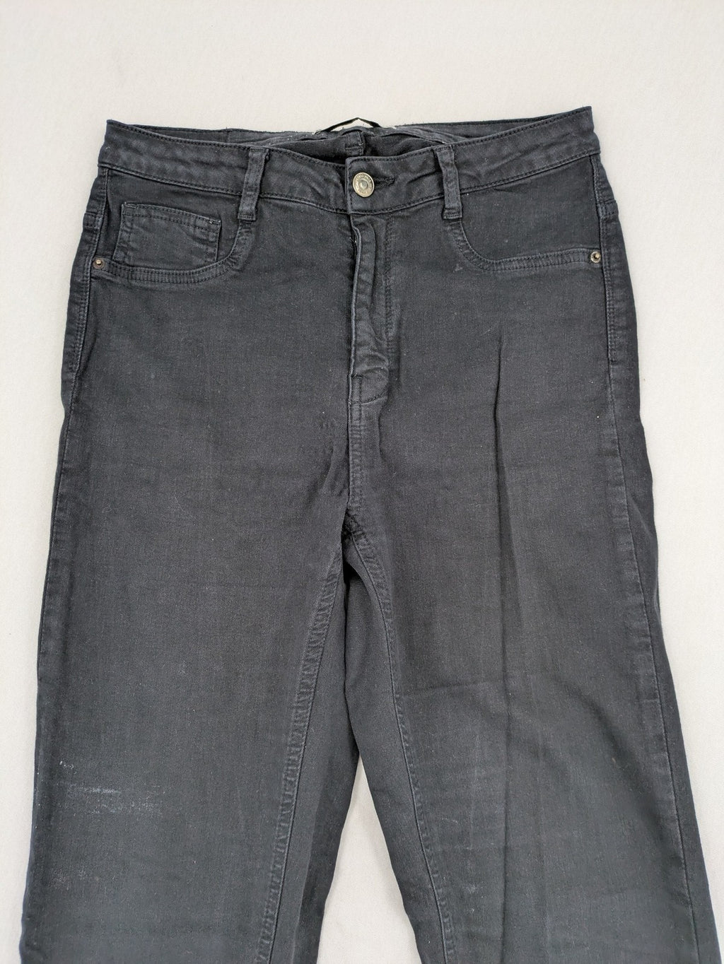 Ginatricot black skinny fit jeans with classic 5-pocket design and button closure.