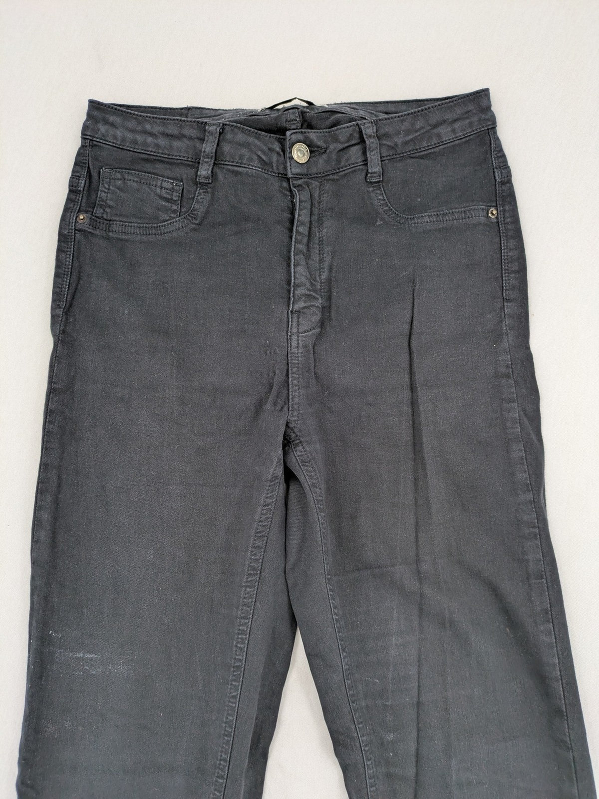 Ginatricot black skinny fit jeans with classic 5-pocket design and button closure.