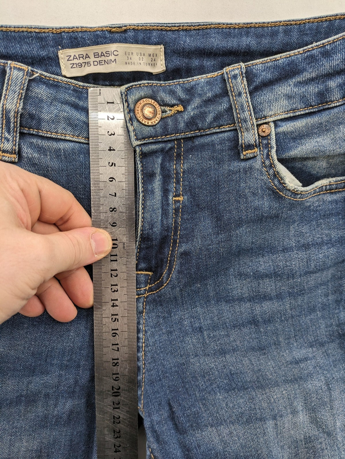 Zara Basic blue skinny jeans with destroyed knee details and frayed hem.