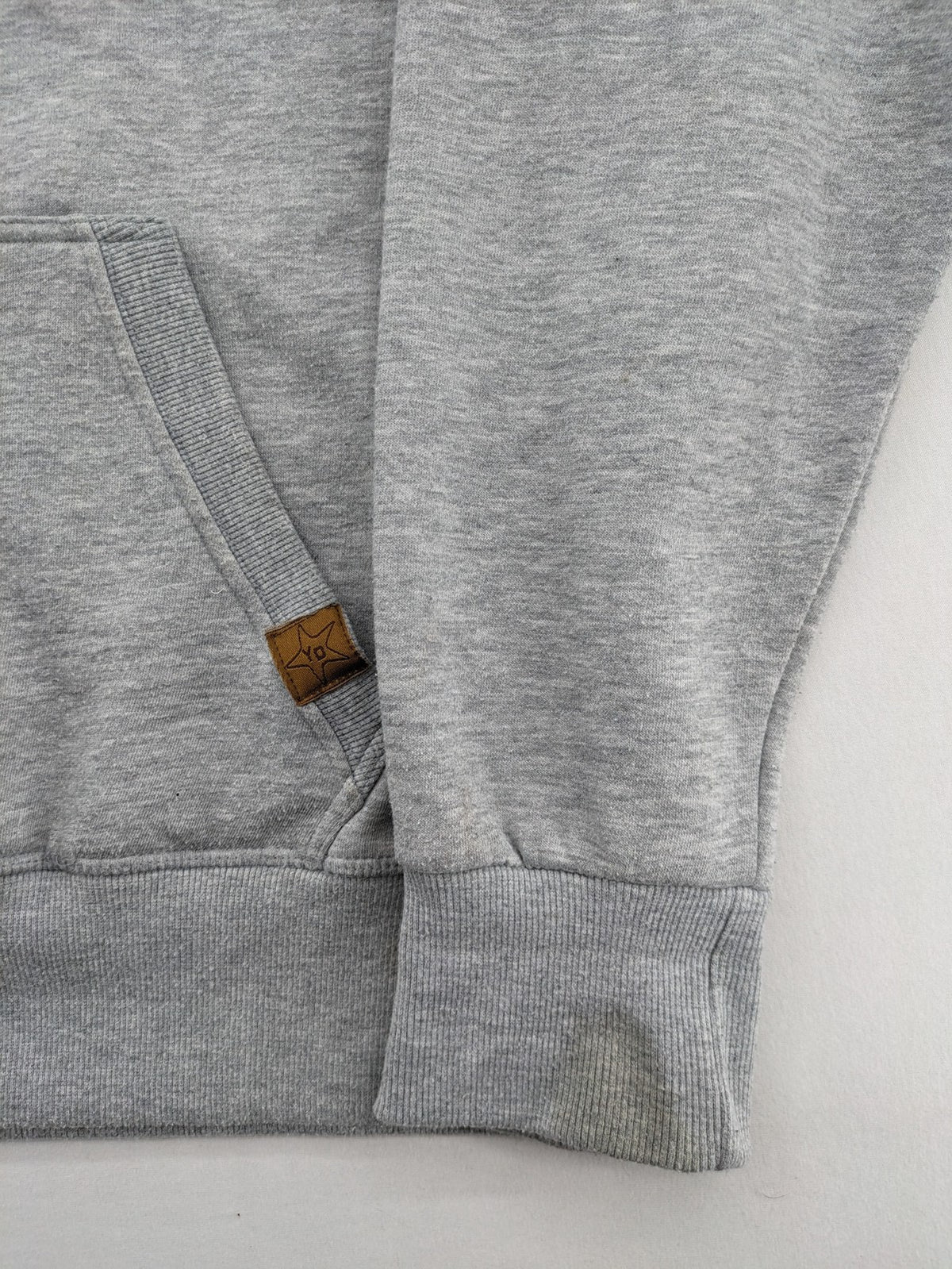 Herren grey zip-through hoodie with "Legendary" graphic print and kangaroo pocket.