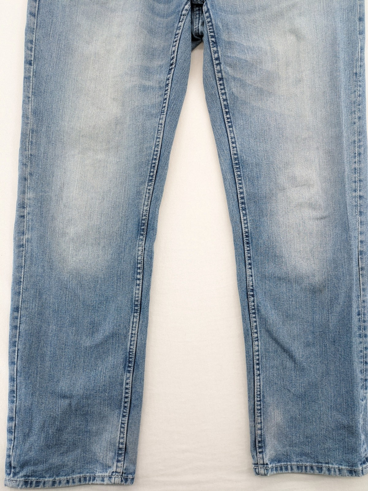 Angelo Litrico blue straight jeans with classic 5-pocket design and button closure.