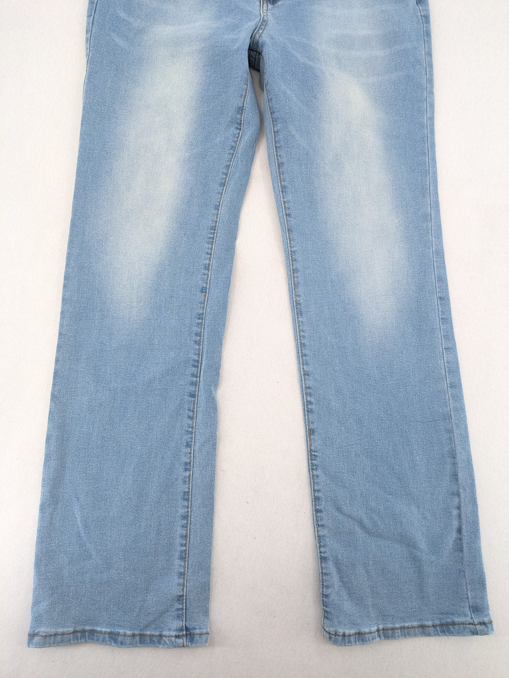 Straight Leg blue straight jeans high waist with unique double button closure.