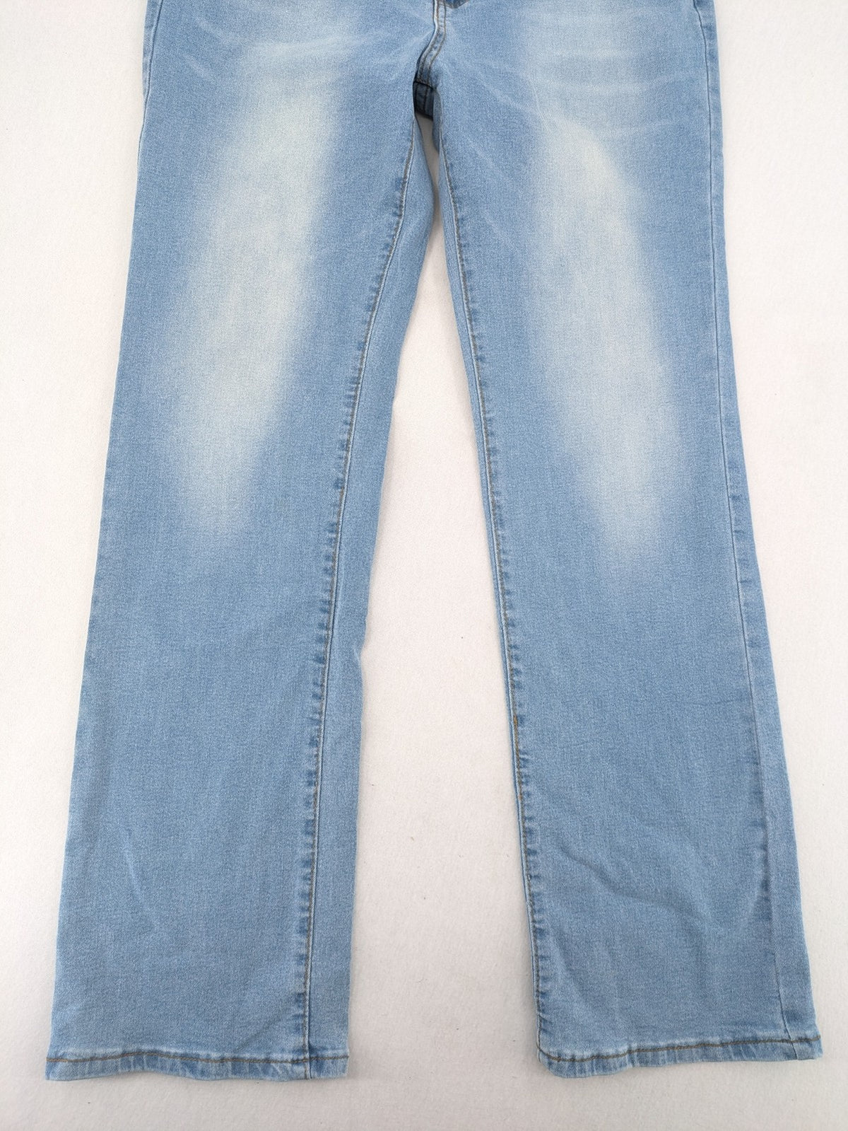 Straight Leg blue straight jeans high waist with unique double button closure.