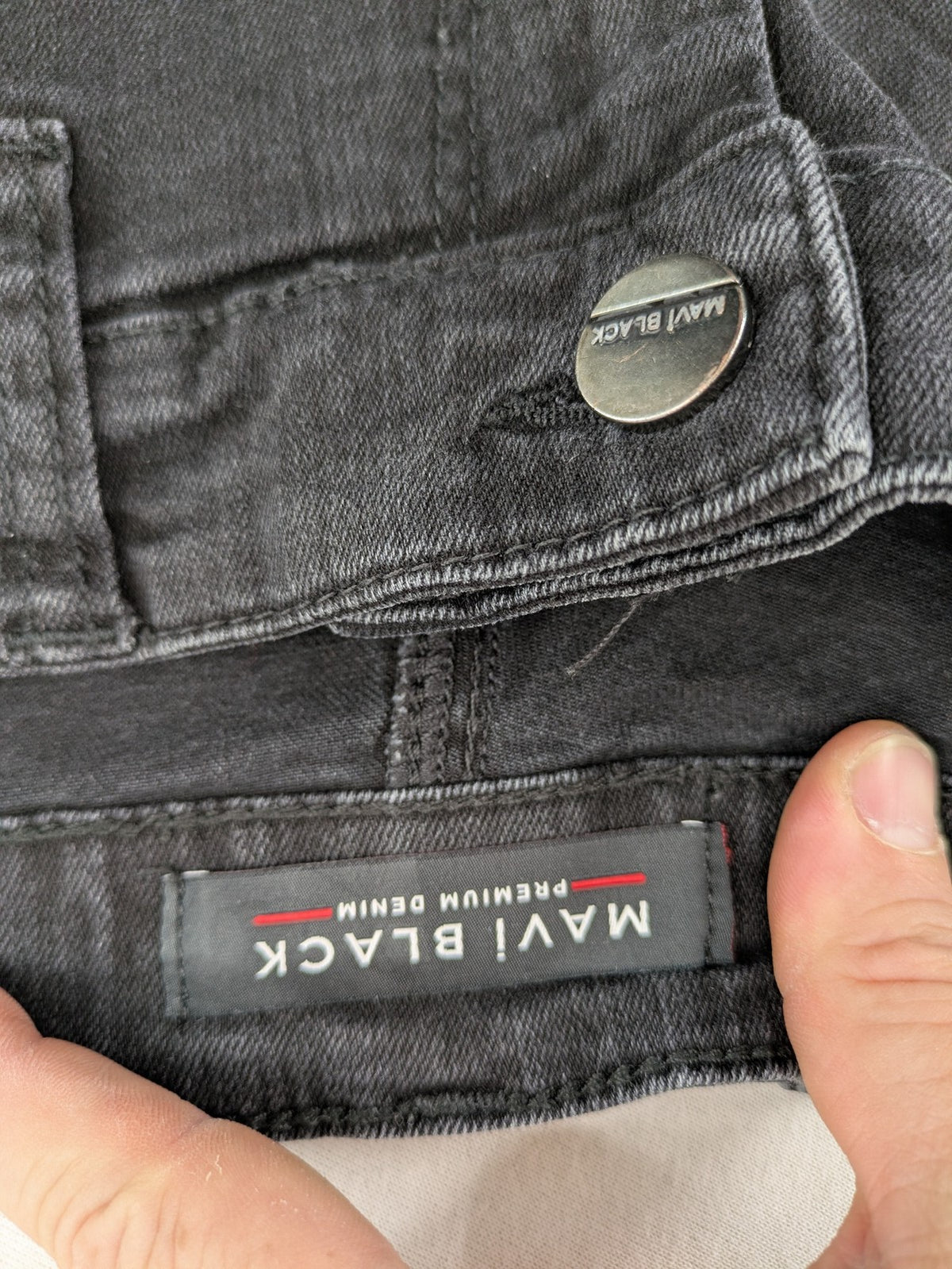 Mavi straight jeans black washed denim with subtle stretch and classic design.