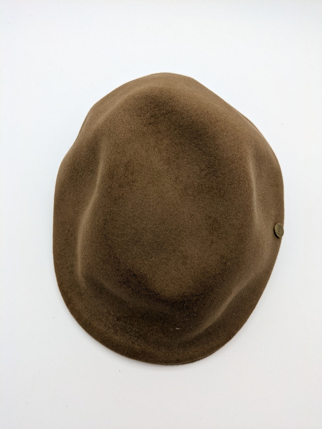 Guerra 1853 brown flatcap classic style with side metal logo and felt material.