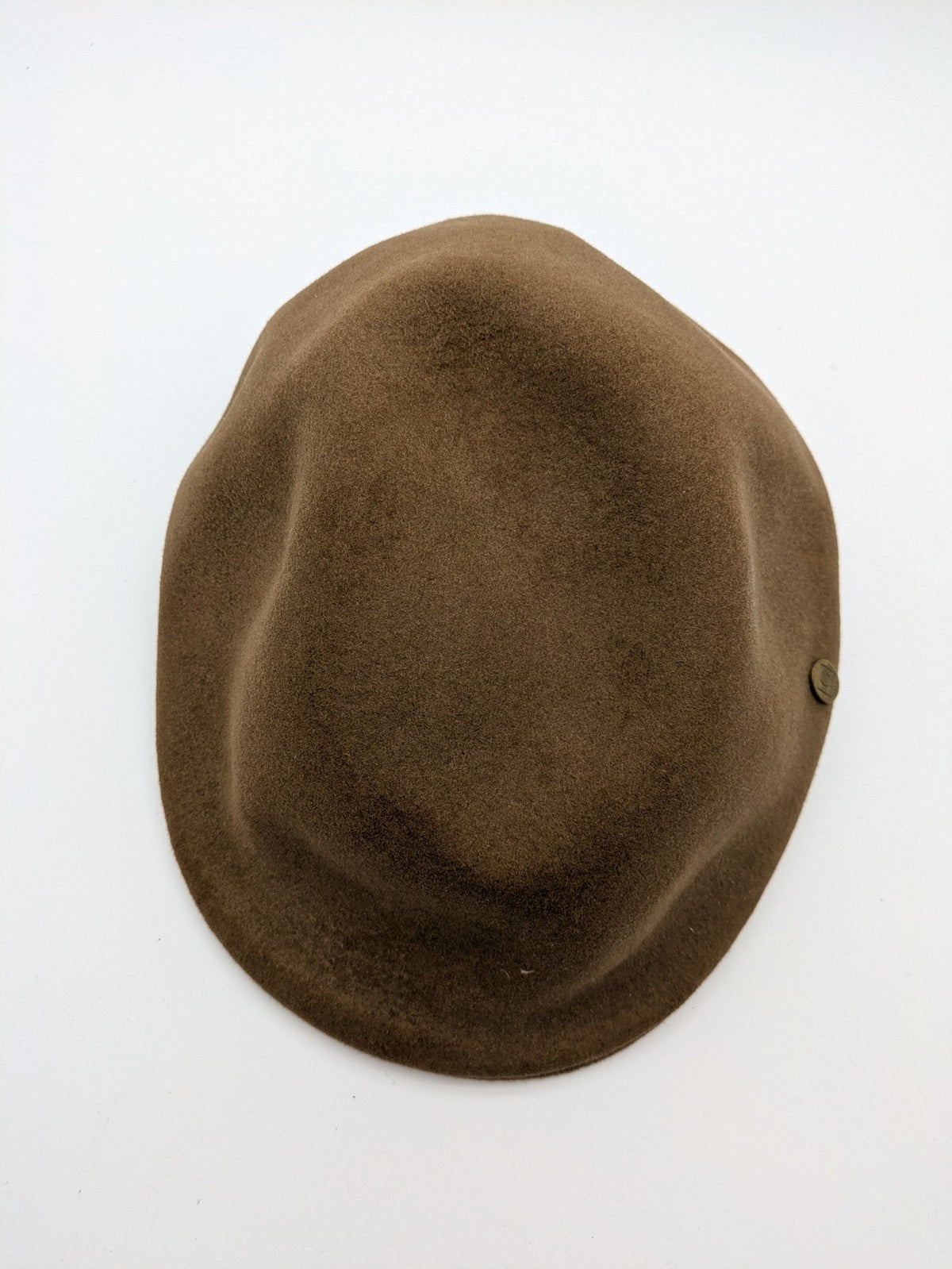 Guerra 1853 brown flatcap classic style with side metal logo and felt material.