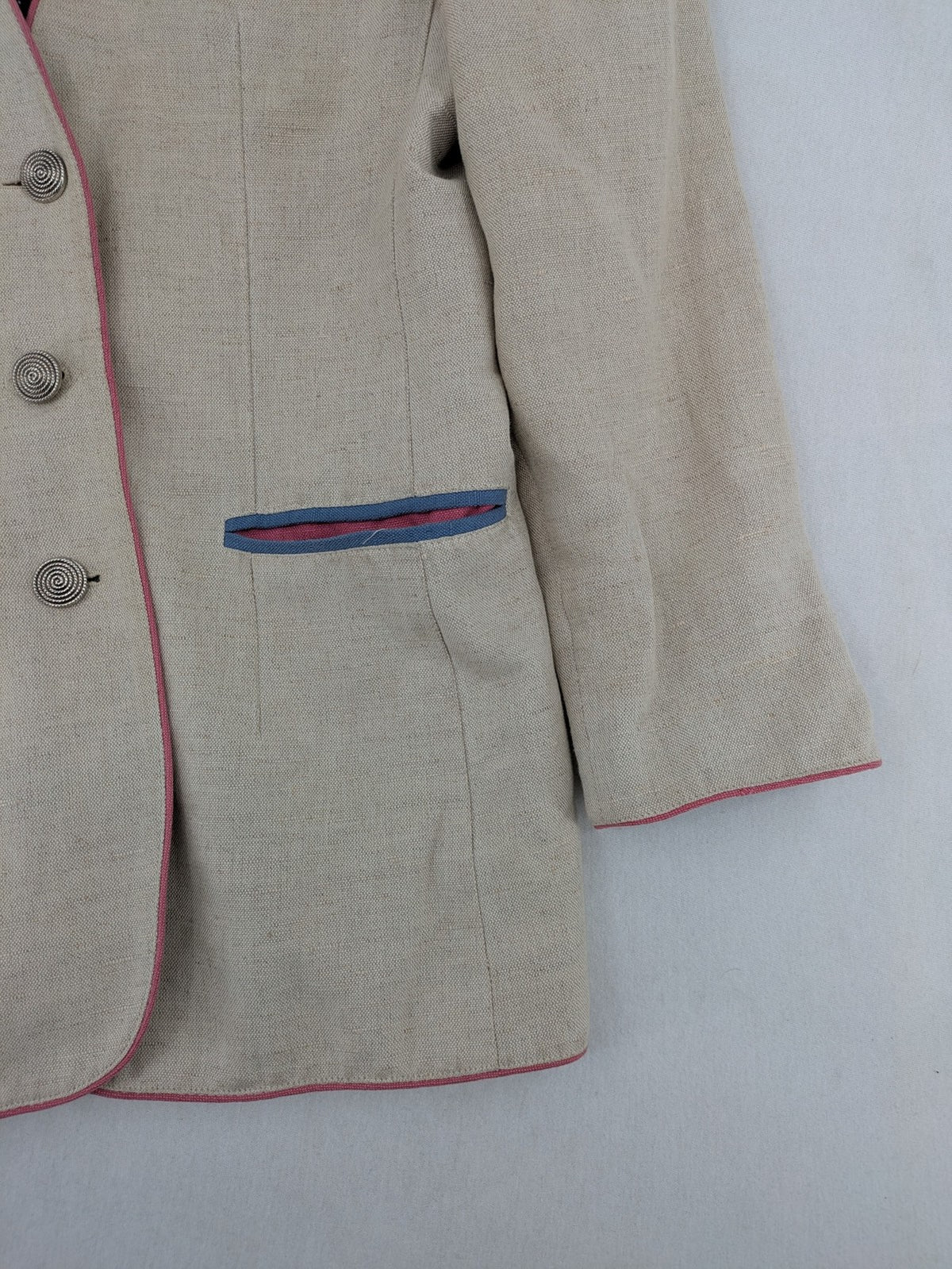 Damen Trachtenjacke beige linen look with pink and blue piping, decorative metal buttons, polka dot lining.
