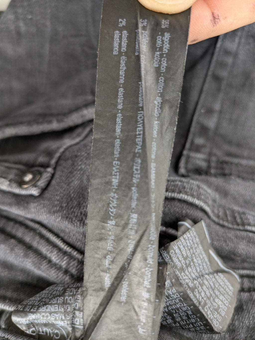 Zara slim fit jeans grey washed with distressed details and frayed hem.