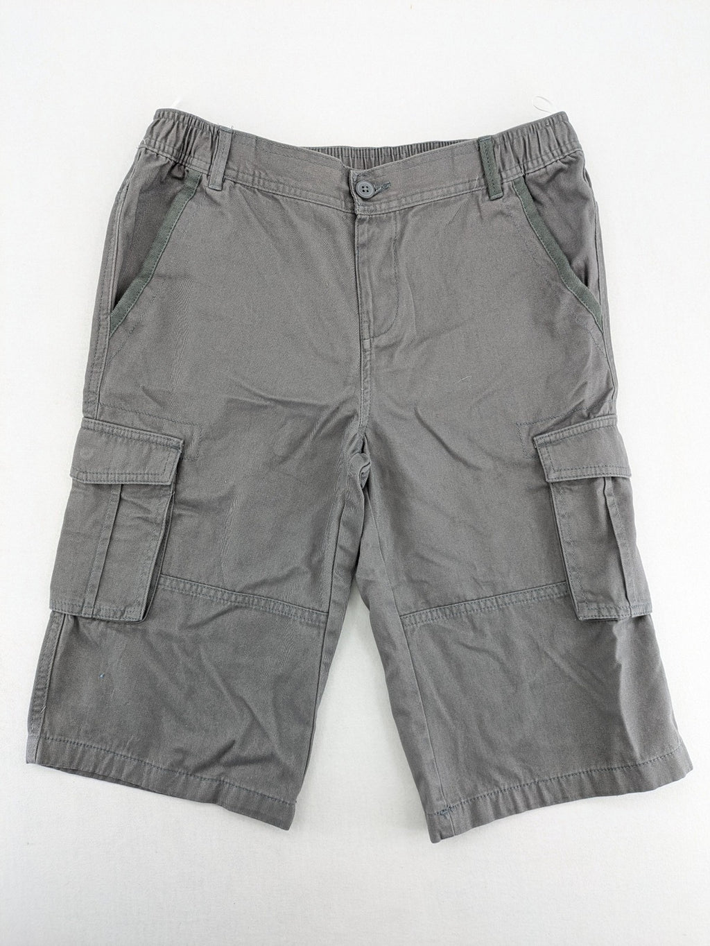 C&A grey cargo shorts with multiple pockets and elastic waistband, made of cotton.