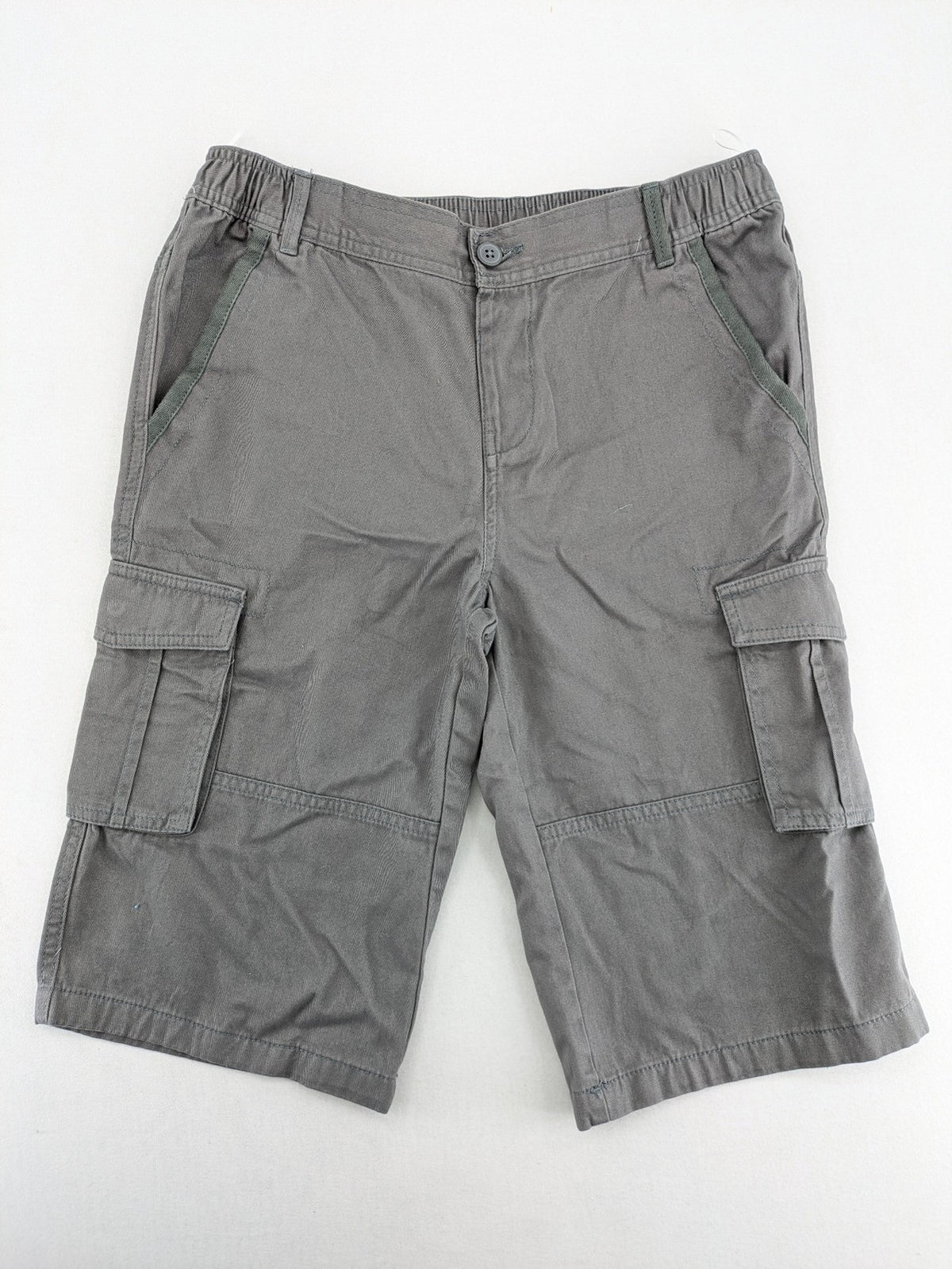 C&A grey cargo shorts with multiple pockets and elastic waistband, made of cotton.