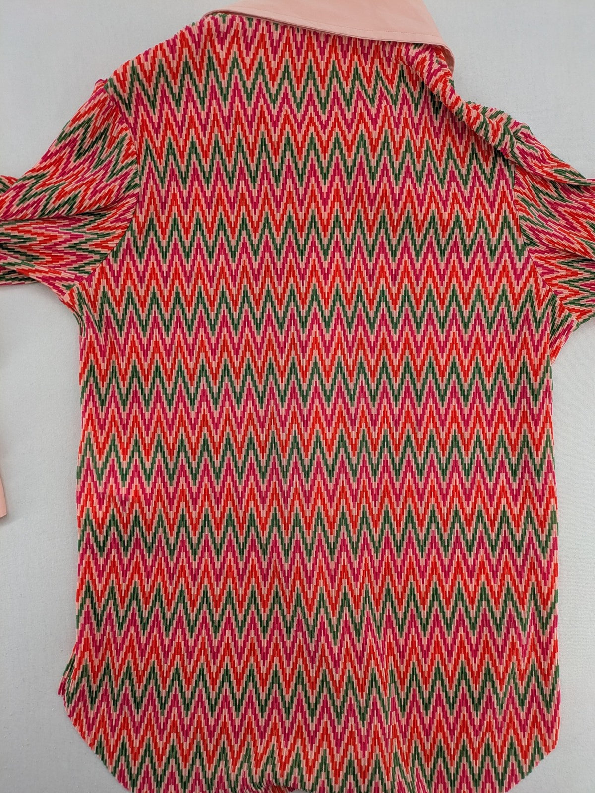 Amisu pink blouse with vibrant zigzag pattern and contrasting light pink collar and cuffs.