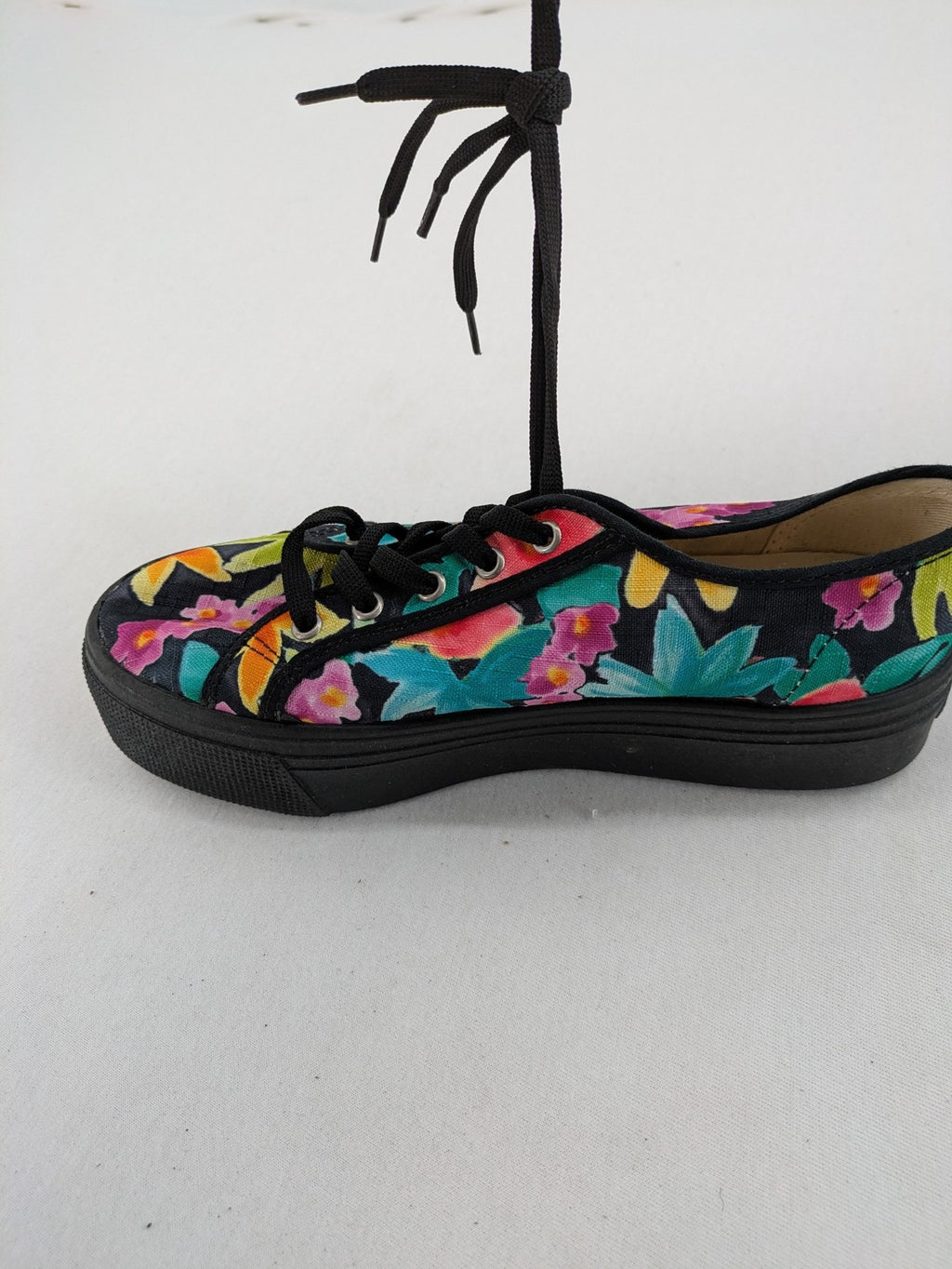 é-you multi floral pattern sneakers on black fabric with comfortable plateau sole and laces