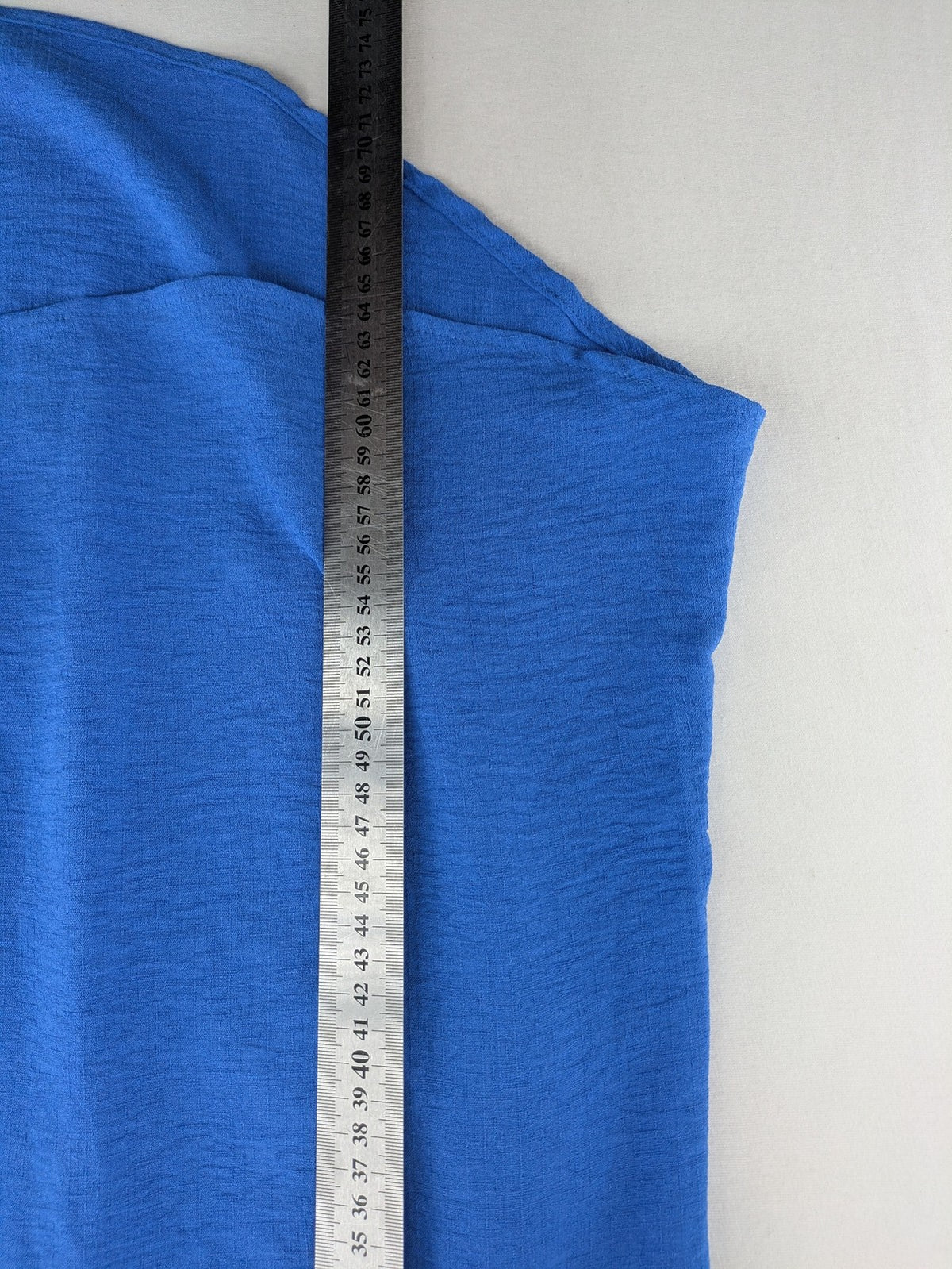 Amisu blue sleeveless blouse with classic collar, button placket, and high-low hem.