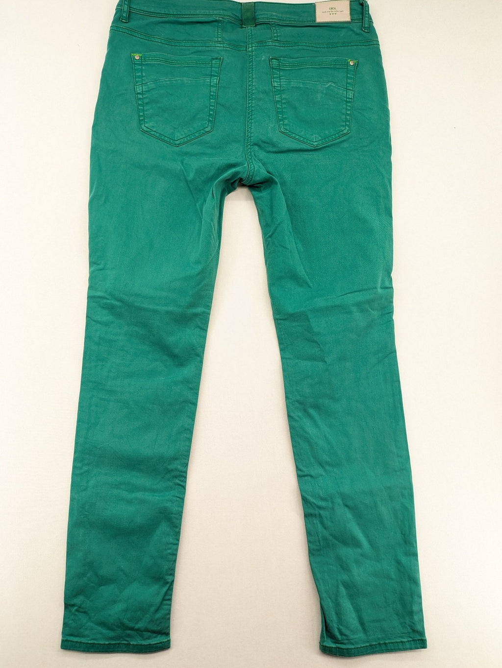 Cecil green straight jeans with classic 5-pocket design and distinctive stitching details.